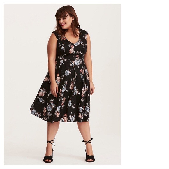 torrid Dresses & Skirts - Torrid Floral Print Pleated V-Neck Dress